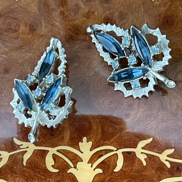 Emmons signed blue crystal glass silver tone clip on earrings - Picture 6 of 9